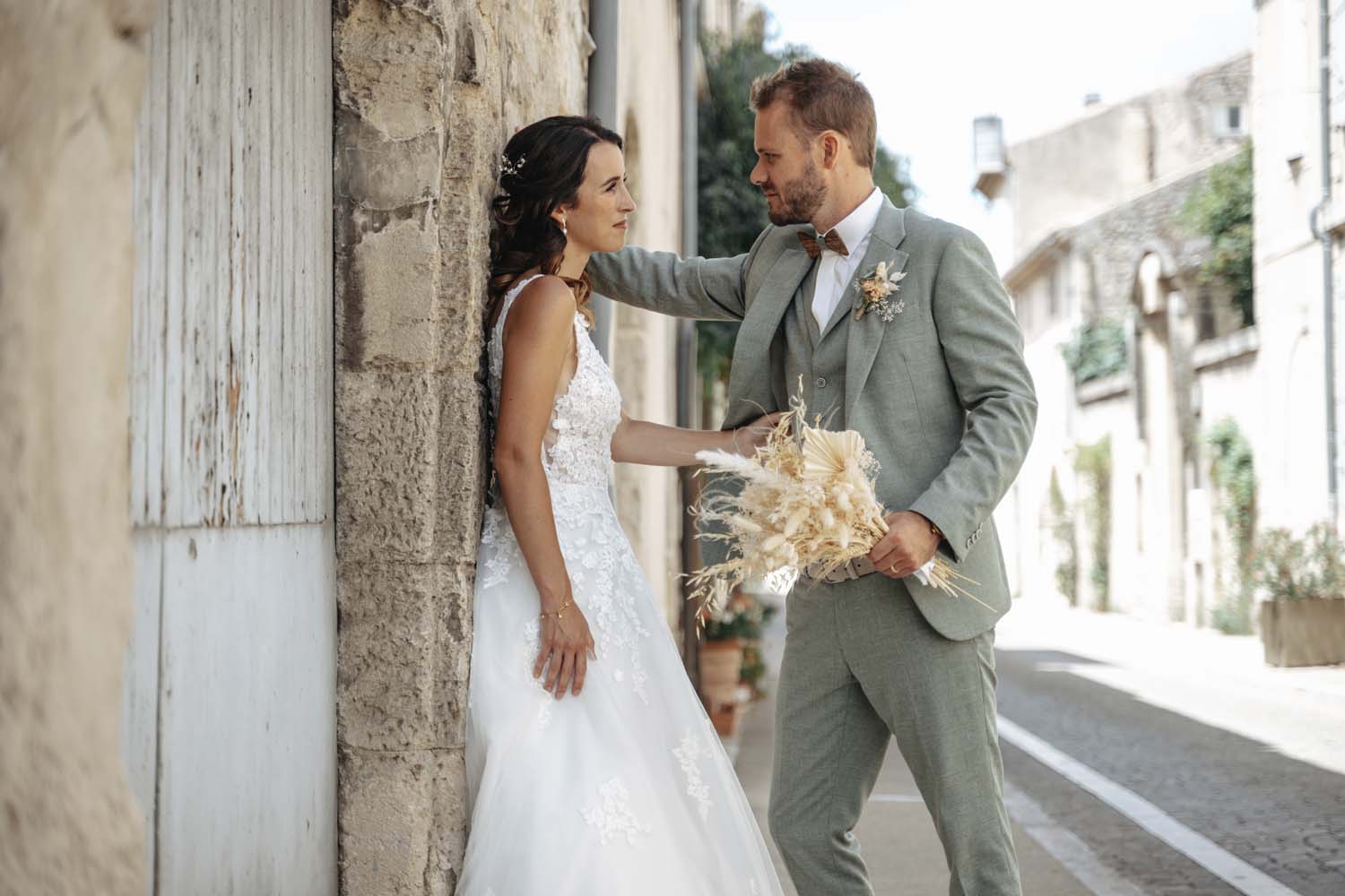 Séance couple mariage Grignan Drôme dans les ruelles